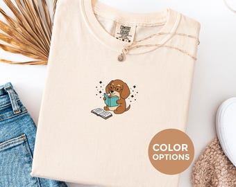 Camiseta de perro salchicha para amantes de los libros Comfort Colors®, camiseta de perro salchicha lector, regalo para mamá perruna lectora, estética de perro salchicha lector, ilustración de perro lector