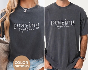 Camiseta cristiana "Orando juntos" para parejas, camiseta a juego Comfort Colors®, regalo de San Valentín basado en la fe, ropa minimalista con las Escrituras para parejas