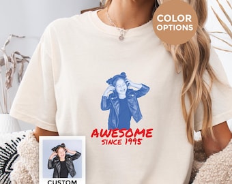 Camiseta "Impresionante desde 1995", camiseta de cumpleaños personalizada con foto en dos tonos, camiseta personalizada con el año, regalo de cumpleaños con escritura moderna para él y ella.