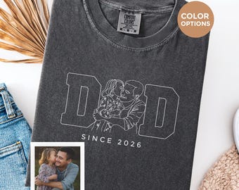 Camiseta personalizada para papá estilo universitario con foto, retrato personalizado, arte de letras, camiseta para papá con arte lineal "Desde hace años", regalo para el Día del Padre de Comfort Colors, camiseta para papá