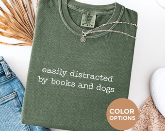 Camiseta Comfort Colors® "Fácilmente distraído por perros y libros", divertida para amantes de los perros, regalo para lectores, camiseta minimalista con texto de máquina de escribir