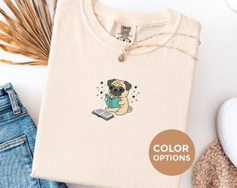 Camiseta de perro carlino para amantes de los libros Comfort Colors®, camiseta de perro carlino lector, regalo para mamá perruna lectora, estética de perro carlino lector, ilustración de perro lector
