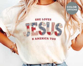 Camiseta Comfort Colors® She Loves Jesus And America Too, Camiseta patriótica de imitación patchwork, Regalo cristiano para el 4 de julio, Regalo religioso de EE. UU., FaithApparel
