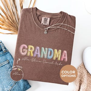 Camiseta personalizada para abuela, Comfort Colors, camiseta floral con estampado de patchwork sintético, nombres personalizados de los nietos, regalo para la abuela, regalo para el Día de la Madre