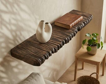 Estantería flotante de madera tallada rústica con borde natural, estantería de pared para libros, estanterías de madera maciza a medida.