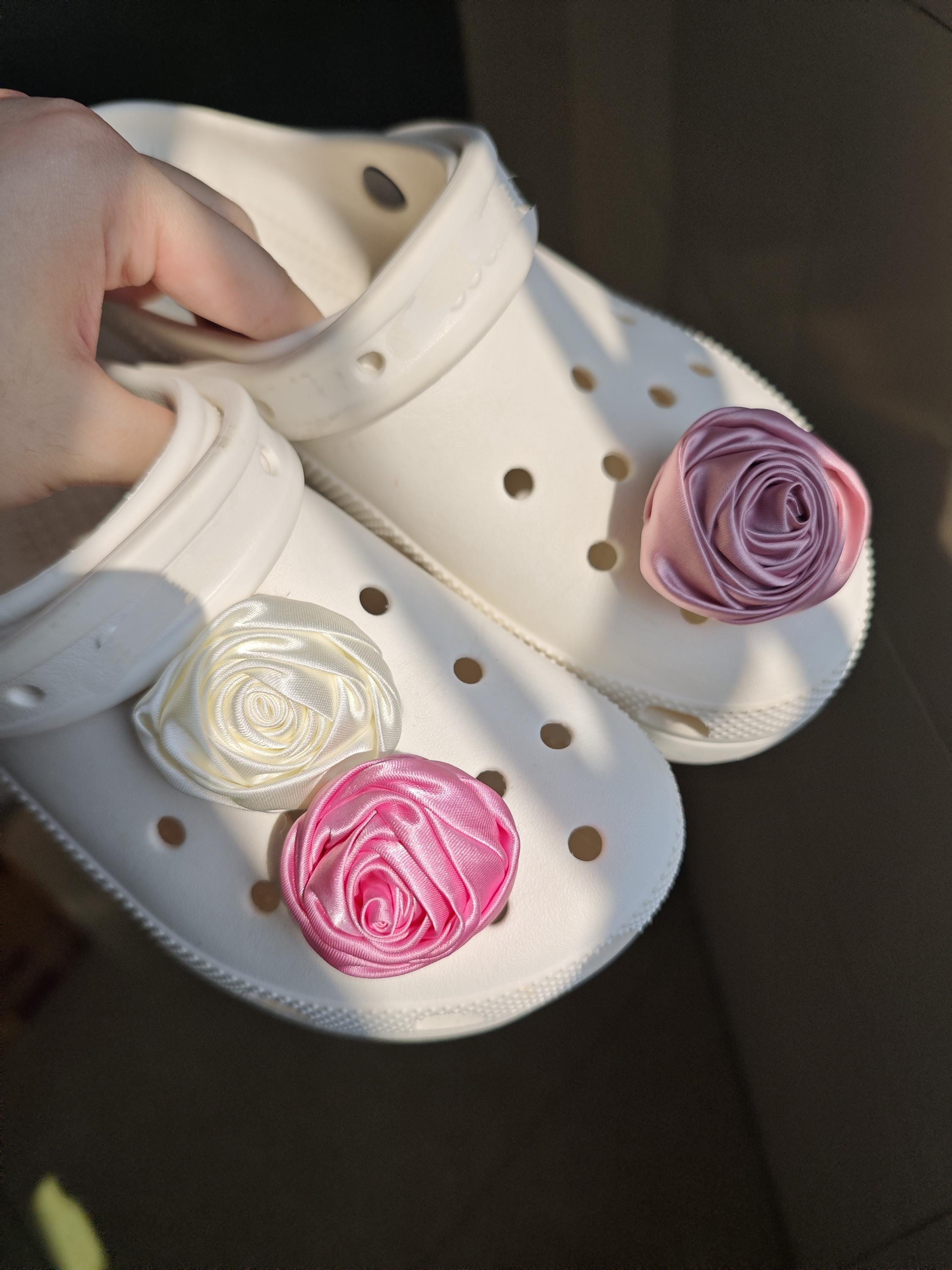 4 Breloques Jibbitz Croco - 2 Fleurs Roses + 2 Perles - Accessoires Chaussures - Neuf Sans étiquettes