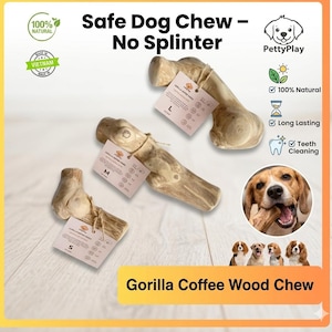 Könnte beinhalten: Drei Gorilla Coffee Wood Chews für Hunde, gekennzeichnet mit S, M und L. Die Kauspielzeuge sind hellbraun und scheinen aus Holz zu sein. Das Bild enthält den Text "Safe Dog Chew - No Splinter" und "100% Natural". Ein Hund wird beim Kauen auf einem Holzkauspielzeug gezeigt.