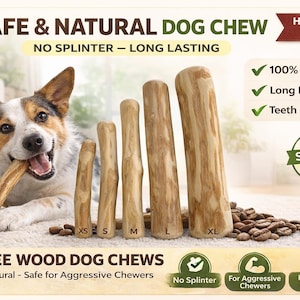 Könnte beinhalten: Verschiedene Größen von Kaffeeholz-Kauspielzeug für Hunde, von XS bis XL. Ein Hund kaut auf einem der Kauspielzeuge. Der Text lautet "SAFE & NATURAL DOG CHEW" und "COFFEE WOOD DOG CHEWS". Das Produkt ist "100% natürlich".