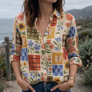 Blus med knappar och blommigt mönster i vintage-stil, skjorta med botanisk vildblomma, topp med trädgårdsmönster i cottagecore-stil, bohemisk sommaroutfit, present till henne