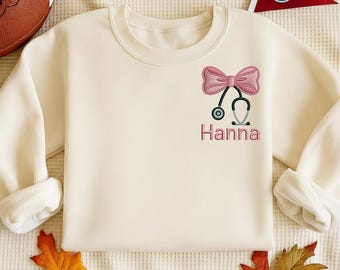 Design de bordado à máquina personalizado com nome de enfermeira, estetoscópio e laço, arquivo de bordado para máquina de enfermeira fofa