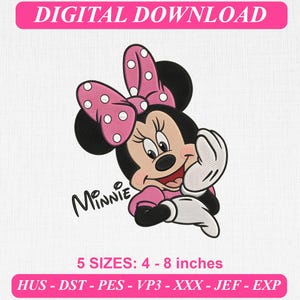 Peut inclure: Un motif de broderie de Minnie Mouse portant un nœud rose à pois, avec le texte 'MINNIE' en dessous. L'image inclut le texte 'DIGITAL DOWNLOAD' en haut et '5 SIZES: 10,16 - 20,32 cm' avec les formats 'HUS - DST - PES - VP3 - XXX - JEF - EXP' en bas.
