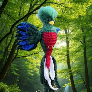 Puede incluir: Un quetzal hecho a mano con ganchillo, con detalles verdes, azules, rojos y blancos. El ave tiene una cresta verde, un pecho rojo y largas plumas blancas en la cola. El fondo es un exuberante bosque verde con una cascada y un sendero.
