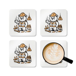Op de afbeelding: Vier vierkante onderzetters met een witte achtergrond. Drie onderzetters tonen een cartoonbeer met een veiligheidsvest en helm, die een koffiekopje vasthoudt. De vierde onderzetter toont een koffiekopje met latte art en een vergrootglas.
