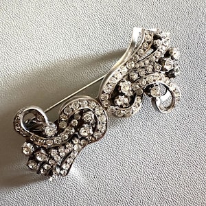 Art Deco klänningsspännen/brosch i sterlingfärgad pasta