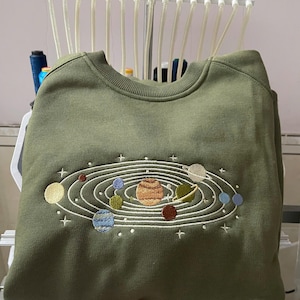 刺繍入りクルーネック スウェットシャツ：ミニマルな太陽系グラフィックのデイリーウェア