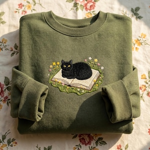 Broderad svart kattboktröja, blommiga läskläder, present till bokälskare