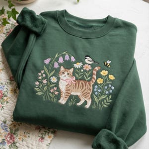 Bluza z haftowanym kotem w kwiaty Cottagecore Garden Kitty z okrągłym dekoltem