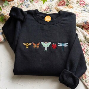 刺繍入り昆虫柄スウェットシャツ、コテージコア風キュートな虫柄クルーネック、自然愛好家へのギフトプルオーバー