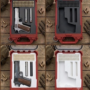 Op de afbeelding: Een rode harde koffer met op maat gemaakte schuiminzetstukken voor een handvuurwapen, twee magazijnen en meerdere patronen. De koffer heeft een doorzichtig deksel en de tekst "OUTDOOR PRECISION CASES" op het handvatgedeelte.
