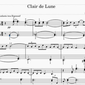 Peut inclure: Partition de musique pour "Clair de Lune" de Debussy, avec des notes de musique en noir sur fond blanc. Le titre est en haut, avec des indications musicales telles que "Andante tres Expressif" et des indications de dynamique comme "pp".