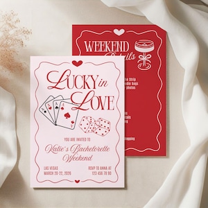 Puede incluir: Dos tarjetas de invitación con temática de Las Vegas. La tarjeta principal es rosa claro con el texto "Lucky in Love" y "Katie's Bachelorette Weekend". Presenta naipes y dados. La segunda tarjeta es roja con "Weekend Details".