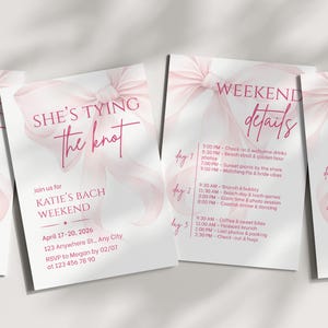 Puede incluir: Invitaciones de despedida de soltera rosas y blancas con un diseño de lazo y el texto "She's Tying the Knot" y "Weekend Details". Las invitaciones incluyen detalles del evento e información de RSVP.