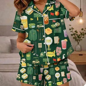 Può includere: Una tazza di ceramica bianca con manico nero e la scritta "But First, Coffee" in nero, in grassetto. La tazza è su una superficie bianca.