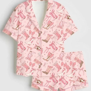 Könnte beinhalten: Rustikales Holzschild mit dem weißen Schriftzug "Welcome to our home". Das Schild hat eine Used-Optik und ein schlichtes, einladendes Design für den Eingangsbereich.