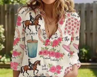 Camiseta Talk Derby To Me - Blusa floral del Día del Derby de Kentucky - Top de mujer con estampado integral de carreras de caballos - Camisa con aspecto de lino en rosa, azul y blanco
