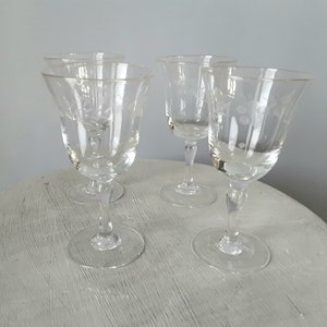 Vintage Liquor Glasses, Etched Glass, 1970&#39;s Glasses, Vintage Barware, Shot Glasses, Etched Liquor Glass, Retro Glasses, Set of 4