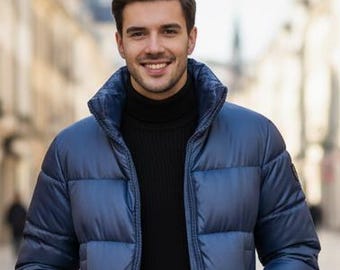 Pode incluir: Uma pessoa vestindo uma jaqueta puffer azul com uma blusa de gola alta preta, calças pretas e botas marrons. A jaqueta tem gola alta e fecho de zíper. A pessoa está em uma rua pavimentada.