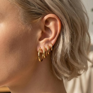 18K guldfyllda Huggie Hoop örhängen, minimalistiska guld Sleeper Hoops, små stapelbara örhängen, vardagssmycken present till henne
