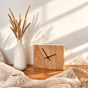 Eiche Tischuhr - handgefertigte Holzuhr aus Massivholz l moderne Schreibtischuhr l skandinavische Deko l personalisierte Geschenkidee