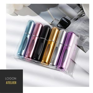 Può includere: Una collezione di sette vaporizzatori di profumo ricaricabili e colorati in un sacchetto di plastica trasparente. I vaporizzatori sono in vari colori metallici, tra cui blu, rosa, nero, oro, argento e viola. Design cilindrico.