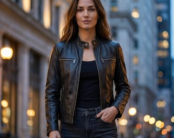 Chaqueta de motociclista negra de cuero genuino para mujer, corte ajustado. Abrigo ligero de piel de cordero auténtica de estilo motero clásico con bolsillos con cremallera y cuello mandarín.