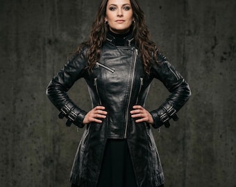 Gabardina larga de cuero negro para mujer: Chaqueta motera asimétrica de corte ajustado con cremalleras plateadas, estilo gótico steampunk, prenda de abrigo vanguardista.