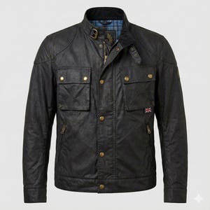 Könnte beinhalten: Schwarze gewachste Baumwolljacke mit Stehkragen, mehreren Taschen und Reißverschluss. Verfügt über goldfarbene Knöpfe und einen kleinen Union Jack-Flaggenaufnäher. Die Jacke hat ein klassisches, robustes Design.
