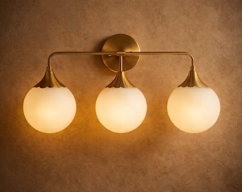 Lámpara de tocador de latón de tres globos de mediados de siglo / Aplique de pared de baño de lujo / Iluminación vintage de globo