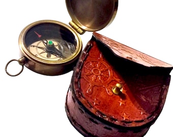 Brújula de latón de estilo antiguo con estuche de cuero repujado
