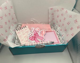 Bow Briefpapier Geschenkset – Rosa Lesezeichen, Notizbuch & Stift für Mädchen und Jugendliche