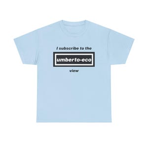 Könnte beinhalten: Hellblaues T-Shirt mit dem schwarzen Text "I subscribe to the umberto-eco view". Der Text "umberto-eco" befindet sich in einem schwarzen Rechteck mit weißem Rand. Rundhalsausschnitt.