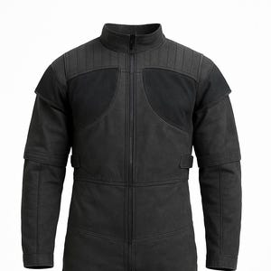 Puede incluir: Mono gris oscuro con cuello alto y cremallera completa. Los hombros tienen un diseño en capas y las mangas un diseño de dos partes. El mono tiene un ajuste a medida y está hecho de un material duradero.