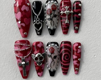 Unghie finte gotiche per San Valentino / Ciondoli a forma di teschio, rosso, nero, rose