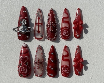 ラグジュアリーなレッドグリッタープレスオンネイル｜ゴシッククロス、3Dボウネイルアート
