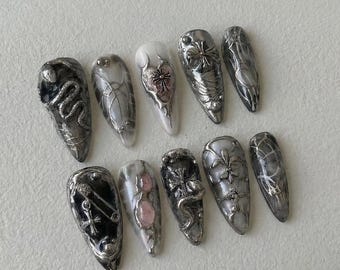 Unghie finte gotiche argento scuro / Armatura 3D cromata a forma di serpente e croce