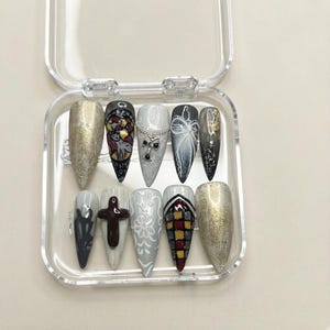 Puede incluir: Un juego de tres tazas de cerámica con un acabado moteado y mate. Las tazas son de color crema, gris claro y gris oscuro. Cada taza tiene un diseño simple y minimalista y un asa redondeada.