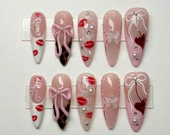 Faux ongles Coquette Valentine | Motif nœud rose fait main, cœur cerise et baiser