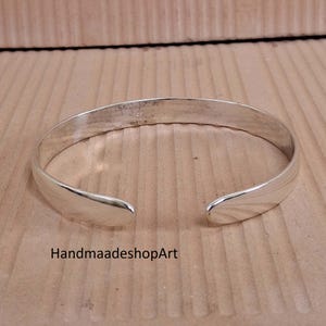 Pulsera minimalista hecha a mano de plata de ley, brazalete ajustable / Joyería apilable para uso diario para mujeres y hombres.