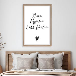 Könnte beinhalten: Eine weiße Keramik-Tasse mit schwarzem Henkel und dem Text "But First, Coffee" in fetter, schwarzer Schrift. Die Tasse steht vor einem neutralen Hintergrund, der ihr schlichtes Design hervorhebt. Die Tasse ist etwa 10 cm hoch.