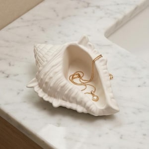 Grande portagioie a forma di conchiglia | Vassoio in jesmonite fatto a mano 17 cm | Portaanelli a forma di conchiglia | Decorazione costiera | Arredamento minimalista per la casa | Regalo per lei